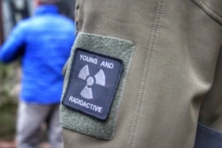 Шеврон із написом «молоді і радіоактивні»