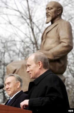 Қазақстан президенті Нұрсұлтан Назарбаев (сол жақта) және Ресей президенті Владимир Путин Абай ескерткішінің ашылу салтанатында. Мәскеу, 4 сәуір 2006 жыл. (Көрнекі сурет)