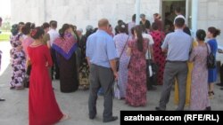 Şeýle ýagdaýlarda adamlaryň degişli dokumentleri almak üçin günläp, hepdeläp, hatda kähalatlarda aýlap edara gatnaýan wagtynyňam bolýandygy aýdylýar.