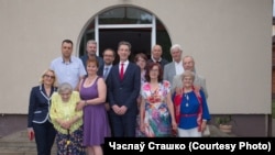 Зустріч білоруських «дітей Франції» з послом Дідьє Канесом. Микалай і Алесь Сологуби крайні справа у третьому рядку