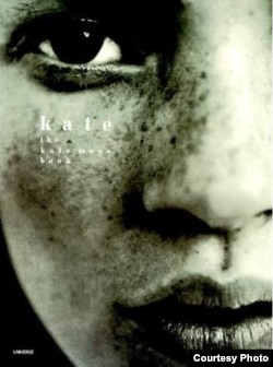 Dünýä belli model Kate Mossyň kitabyndan bir bölek