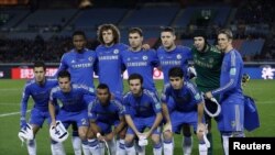 جان اوبی میکل (نفر اول ایستاده از سمت چپ) در ترکیب تیم چلسی