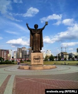 Помнік Францішку Скарыну ў Менску. На другім пляне, за помнікам, паўстае квартал, у якім ёсьць вуліцы Кірылы Тураўскага і Пятра Мсьціслаўца. Непадалёк знаходзіцца вуліца і ў гонар самога...