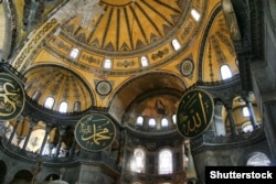 Християнська мозаїка (в центрі) серед дисків з іменами ранніх ісламських лідерів та відомих мусульманських висловів у Святій Софії (Айя Софія) в Стамбулі. Ісидор правив служби в Софії константинопольській, соборі Святої Софії в Києві, Успенському соборі в Москві, у багатьох храмах – від Флоренції до Львова