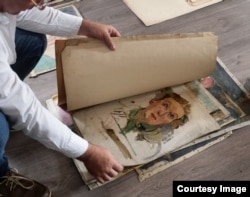 Якуб Седлачек гортає деякі роботи Гертруди Каудерс. Він сказав, що історії про те, що трапилося з Каудерс, були його першим знайомством зі злом у дитинстві