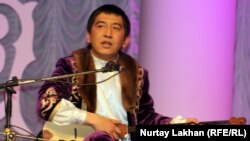 Поэт-импровизатор Ринат Заитов.