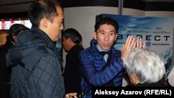 Политолог Досым Сатпаев (в центре).