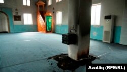 Саки мәчете эчендә берничә урында ут төрткәннәр