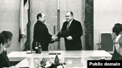 Мөхәммәт Сабиров (с) һәм Виктор Черномырдин килешү имзалый