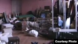 Кариев театрының Гладилов урамындагы бинада декорацияләр һәм кирәк яраклар куелган бүлмәсе