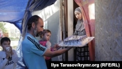 Mustafayevniñ ömür arqadaşı aqayına "Dinde ve birlikte quvet" ve 23 yazısı ile tort pişirdi. Bu raqam eki yıl içinde nezaret altında bulunğan künlerniñ sayısını ifadelemekte