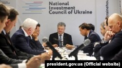 Президент України Петро Порошенко (посередині) на засіданні Національної інвестиційної ради. Давос, 23 січня 2019 року