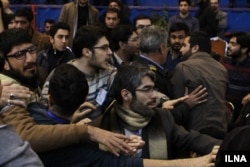 نشست حسن روحانی با دانشجویان با برخی درگیری‌های لفظی نیز همراه بود