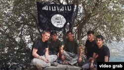Группа молодых людей незадолго до убийства велотуристов присягает на верность ИГ