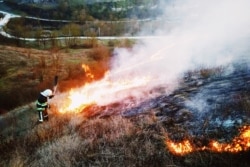 ДСНСники гасять траву, 8 квітня 2020 року