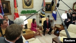 Президент Дональд Трамп менен БУУдагы элчи Никки Хейлинин Ак үйдөгү жолугушуусу. 9-октябрь, 2018-жыл.