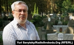 Юрій Рейт біля могили генерала Армії УНР Марка Безручка