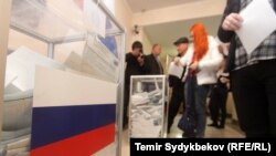 Орусиянын президентин шайлоого катышып жатышкан Кыргызстандагы орус жарандары. 18-март, 2018-жыл.