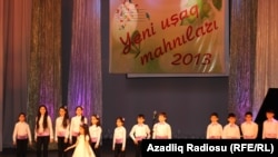 “Балдар үчүн жаңы обондуу ырлар – 2013” көркөм сынагынын катышуучуларынын концерти. Бакы шаары, Азербайжан.