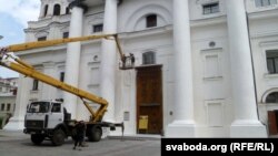 Касьцёл, дзе пройдуць мерапрыемствы фэстывалю, — камунальная ўласнасьць гораду. Будынак аўральна падфарбоўваюць