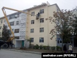 Jaýlaryň daşy ak reňke boýalýar.