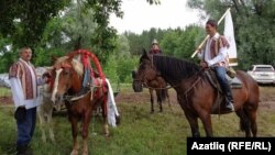 Ат чабышы булмаса да, бәйрәмдә атлар да бар иде