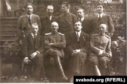 Народны сакратарыят (урад) БНР, 1918 год. Аркадзь Смоліч стаіць у першым шэрагу зьлева