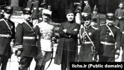 شمار از رجال دوران رضاشاه، از جمله تیمورتاش (وسط)