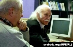 Аршанскі актывіст Юры Нагорны (зьлева) і Мікола Купава