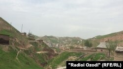 Приграничный городок Турсунзаде в Таджикистане, на границе с Узбекистаном. 18 апреля 2017 года