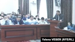 На трибуне выступает свидетель Александр Забиров. Фото из зала суда по делу бывшего премьер-министра Казахстана Серика Ахметова. Караганда, 4 ноября 2015 года.    