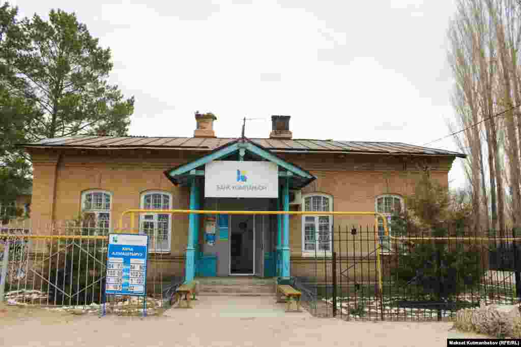 Кара-Буура районунун Аманбаев айылындагы оорукана. Бул оорукананын имаратын 1906-жылы айылды негиздеген орус улутундагы жарандар курган. Мурун бул жер чиркөө болгон. Кийин ооруканага берилген. Имараттын пайдубалы кирпичтен тургузулуп, дубалынын калыңдыгы 80 сантиметрге жетет. Бул оорукана иштеп баштагандан кийин жанына экинчи имарат курулган. Учурда оорукананын эски имаратынын жарымы банктардын бирине ижарага берилген.