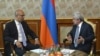 Президент Армении Серж Саргсян принимает  госсекретаря по европейским вопросам МИД Франции Харлема Дезира (слева), Ереван, 25 апреля 2016 г.