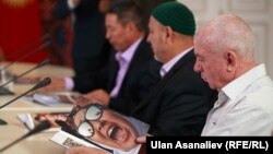 Ош окуясы маалындагы тынчтык жарчылары президент Атамбаев менен кезигүүдө, 10-июнь, 2015
