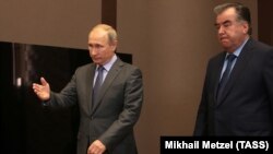 Президент России Владимир Путин (слева) и президент Таджикистана Эмомали Рахмон. Сочи, 10 октября 2017 года