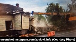 Знос старога драўлянага будынка ў Заслаўі, скрыншот зь відэа