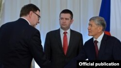 Чехия парламентинин депутаттар палатасынын төрагасы Ян Гамачек (ортодо) жана Кыргызстандын президенти Алмазбек Атамбаев.  