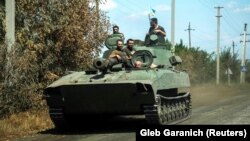 Українські військовослужбовці на самохідній гаубиці неподалік від лінії фронту на Донбасі, 17 липня 2022 року