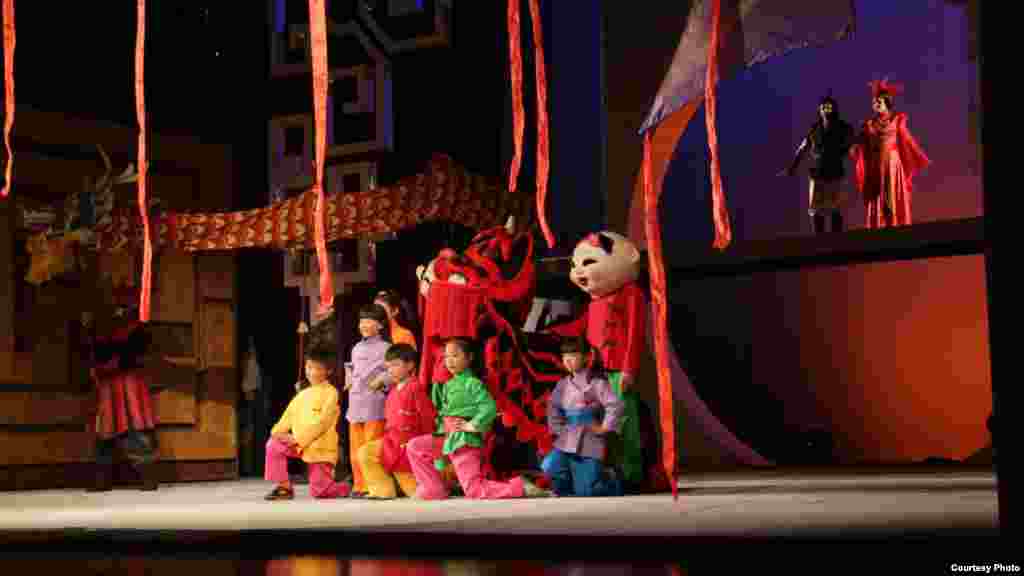 "Хан кызы Турандык" спектакленнән өзекләр