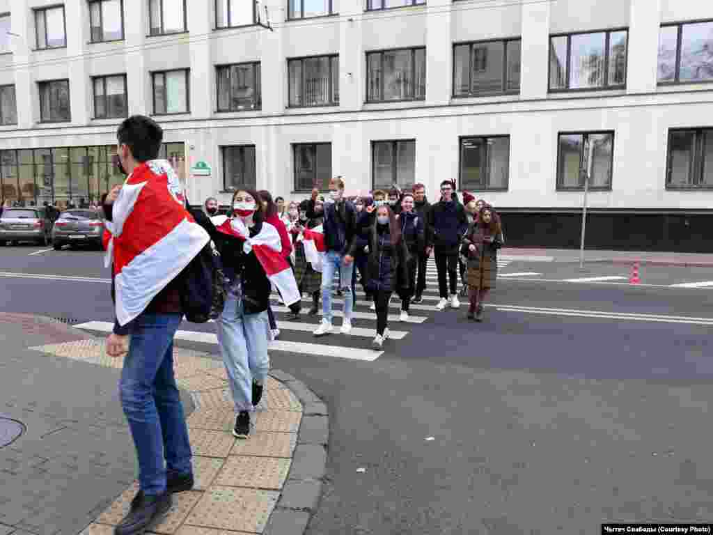 Частина студентів пішли з БДУ до МДЛУ, скандуючи &laquo;Страйк!&raquo;