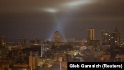 Абадан коргонуучу каражаттар баш калаа Киевди бутага алган дрондордун мизин кайтарууга даяр. 13-январь, 2025-жыл.