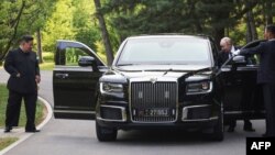 Президент Росії Володимир Путін дарує автомобіль Aurus лідеру Північної Кореї Кім Чен Ину у Пхеньяні, 19 червня 2024 року