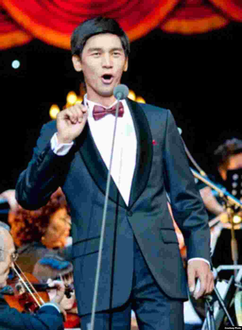 Қорақалпоғистонлик опера қўшиқчиси Жанисбек Пиязов Муслим Магомаев номидаги Иккинчи халқаро вокалчилар мусобақасида