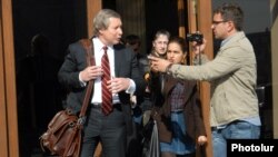 ԵԱՀԿ Մինսկի խմբի համանախագահ Ջեյմս Ուորլիքը զրուցում է հայ լրագրողների հետ, արխիվ