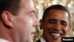 Orsýetiň prezidenti Dmitriý Medwedew we ABŞ-nyň prezidenti Barak Obama Ak Tamdaky metbugat konferensiýasynda, 24-nji iýun.