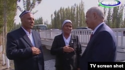 Ислом Каримов Фарғона вилоятига сафари давомида мамнун фермерлар билан учрашмоқда.