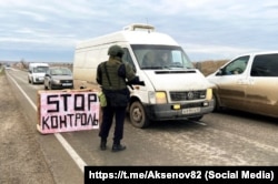 Учасники підрозділу «БАРС-Крим» під час навчань у Криму блокують рух цивільного транспорту, січень 2025 року