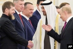 Очільник Росії Володимир Путін, президент Об'єднаних Арабських Еміратів шейх Мухаммед бін Заїд Аль Нагайян тисне руку очільнику Чечні Рамзану Кадирову під час офіційного прийому у Великому Кремлівському палаці в Москві. Росія, 7 серпня 2025 року