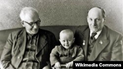 Янка Маўр, Якуб Колас з унукам Сяргеем