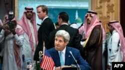 جان کری، وزیر امور خارجه آمریکا، در نشست جده